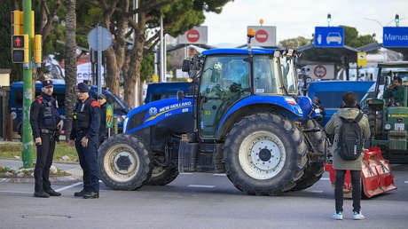 Gobierno de España convoca a agricultores a un diálogo tras ocho días de protestas y bloqueos