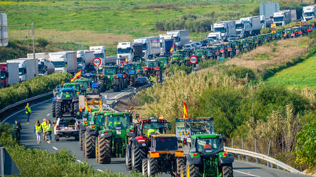 Bloqueos con tractores y tensiones en el noveno día de protestas agrícolas en España