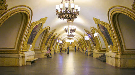 "Lo que vimos nos impactó": Tucker Carlson baja al metro de Moscú y lo compara con los de EE.UU.