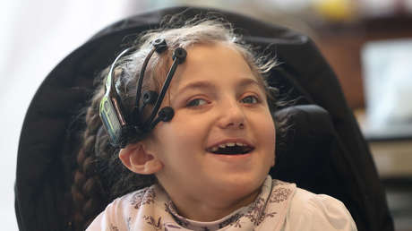 Niños con discapacidad usan sus mentes para moverse y jugar gracias a una nueva tecnología