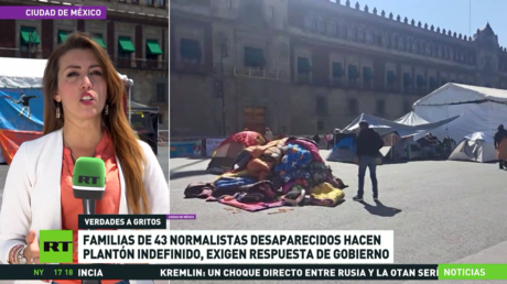 Familias de los 43 estudiantes de Ayotzinapa desparecidos realizan plantón indefinido en México