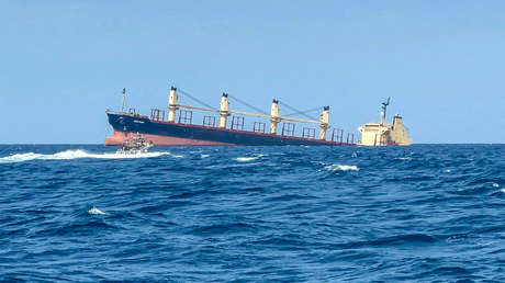 Carguero británico atacado por los hutíes en el mar Rojo es el primero en hundirse por completo
