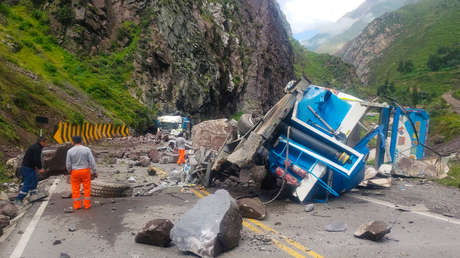 VIDEOS: Deslizamiento de grandes rocas aplasta dos camiones en Perú