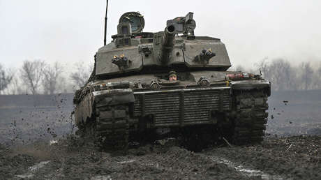 Un tanque Challenger 2 se atasca en el barro en Ucrania con periodistas británicos a bordo (FOTOS)