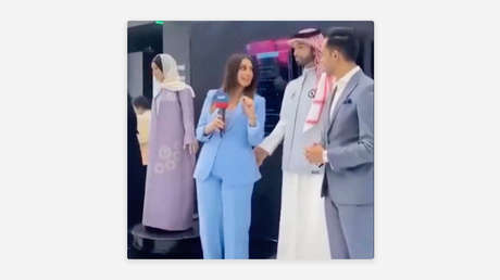 Un robot humanoide controlado por IA toca el trasero a una reportera