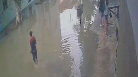 Un joven se electrocuta al tocar un poste durante una inundación en Argentina