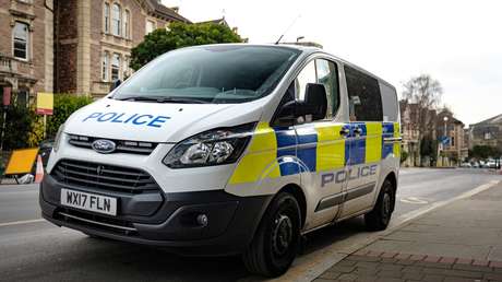 "Besa mis botas": Arrestan a cuatro menores británicos por racismo