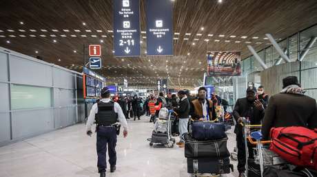 VIDEOS: Deportación de un activista kurdo causa enfrentamientos en un aeropuerto de París