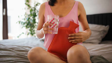 Diputados franceses se someten a simulador de dolores menstruales ante exigencias de baja por regla