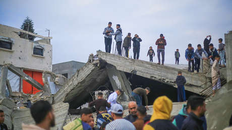 VIDEO: Niños de Gaza usan como tobogán una mezquita destruida