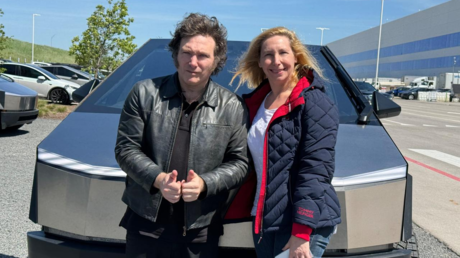 Milei maneja junto a su hermana una camioneta Cybertruck de Tesla