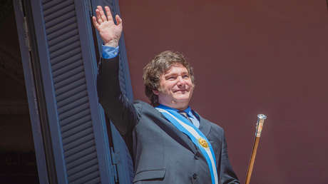 "Vino el príncipe, les hizo el amor y los despertó": la insólita analogía de un senador sobre Milei