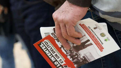 Por qué hay carteles en inglés contra la pedofilia en una ciudad latinoamericana