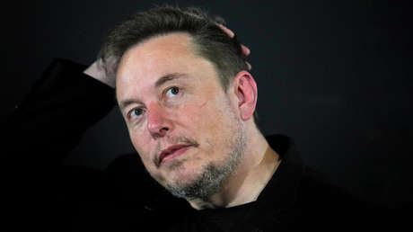 Musk critica la "locura" de la política migratoria de Biden