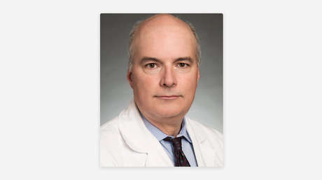 ¿Papel divino? Acusan a un cirujano de negar en secreto trasplantes a sus pacientes