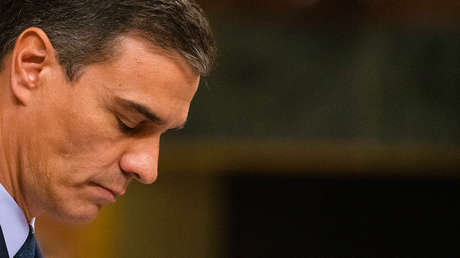 "No estás solo": Miles de manifestantes piden en Madrid a Pedro Sánchez que no dimita