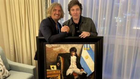 Milei recibe polémico cuadro que lo retrata como Napoleón Bonaparte