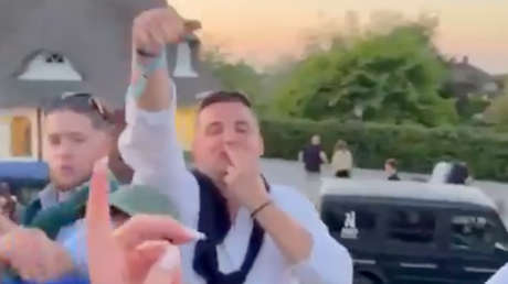 "¡Extranjeros fuera!": Jóvenes alemanes corean lemas nacionalistas con un 'Hitler' en medio