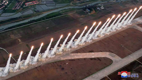 VIDEO: Lanzamiento simultáneo de múltiples lanzacohetes "supergrandes" norcoreanos