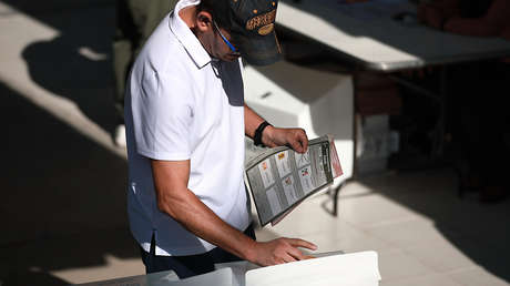 Abren los colegios electorales para las mayores elecciones de México