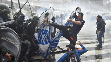 Reinician los enfrentamientos frente al Congreso tras la aprobación de la Ley Bases