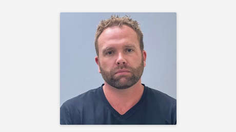 Arrestan a un cirujano plástico por causar la muerte de su esposa