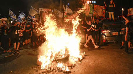 La Policía dispersa con la fuerza a miles de israelíes que demandan la renuncia de Netanyahu (VIDEO)