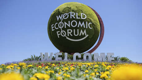 Fundador del Foro Económico Mundial y su dirección, acusados de discriminación de género y racial