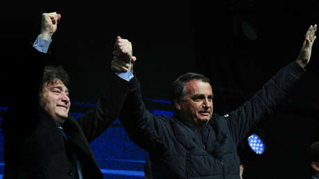 La polémica medalla sexista y homofóbica que Bolsonaro regaló a Milei (VIDEO)