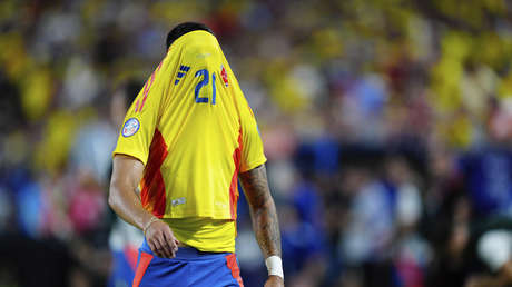 La roja a Muñoz desata una explosión de memes tras el Colombia-Uruguay