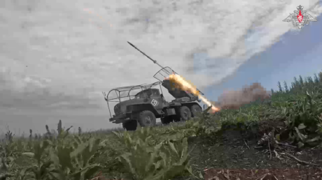 VIDEO: Dotaciones de lanzacohetes múltiples rusos en acción comentan sus ataques