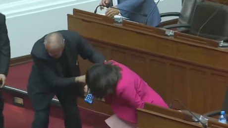 Por no soltar el celular: Congresista peruana sufre aparatosa caída (VIDEO)