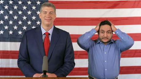 Senador de EE.UU. recurre a un traductor de español para decir a migrantes que los deportará