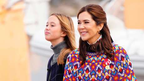 La reina de Dinamarca es atropellada por un 'scooter' (VIDEO)