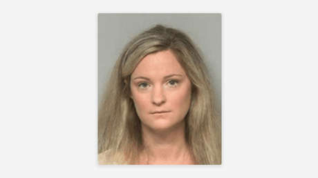 Arrestan a una profesora en EE.UU. por libertades indecentes y actos sexuales con un estudiante