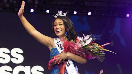"Está aquí hoy": Reina de belleza denuncia a su propio abusador en plena coronación