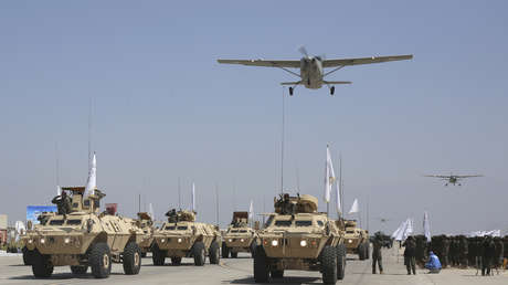 Talibanes celebran el 3.° aniversario de su llegada al poder con un desfile de equipos de EE.UU.