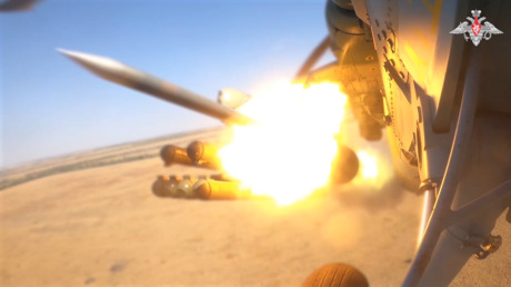 Un helicóptero ruso destruye fuerzas ucranianas en la provincia de Kursk (VIDEO)