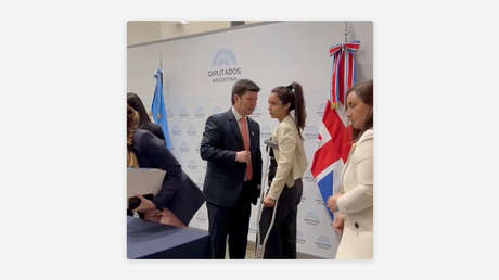 Diputada argentina se niega a quitarse una blusa de Islas Malvinas frente a la embajadora británica