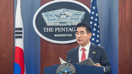 El exministro de Defensa surcoreano intenta suicidarse tras su detención