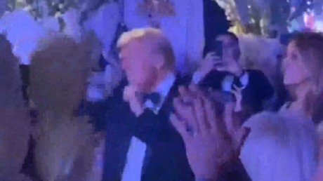 VIDEOS: Trump recibe el 2025 al ritmo de su propio baile