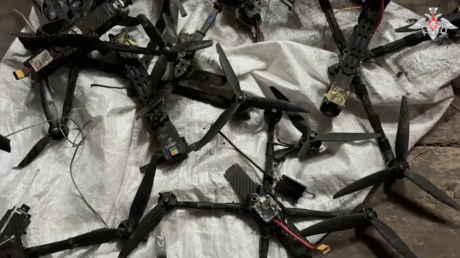 Decenas de trofeos: militares rusos muestran drones ucranianos capturados