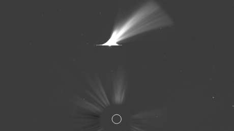 Una sonda espacial capta a un brillante cometa pasando cerca del Sol (VIDEO)