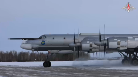VIDEO: Cazas extranjeros siguen de cerca a 'Osos' portamisiles rusos sobre aguas neutrales