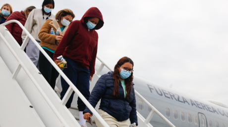 Colombia denuncia el trato "denigrante" a los menores deportados por EE.UU.