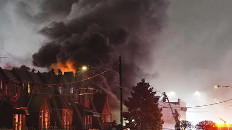 Una avioneta cae en zona residencial en EE.UU. y causa un gran incendio (VIDEOS)