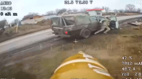 VIDEO: Militar ucraniano corre para salvarse del ataque de un dron ruso