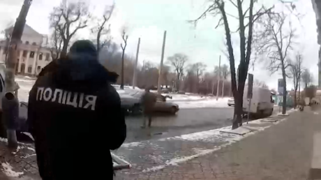 VIDEO: Un hombre sigue corriendo para huir de reclutadores ucranianos tras ser atropellado