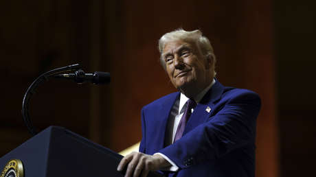 "¿Debería volver a presentarme? Díganmelo ustedes": Trump pregunta al público y así responden