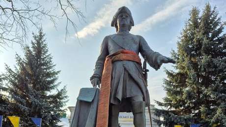 Retiran una estatua de Pedro el Grande en la ciudad ucraniana donde ganó su batalla más famosa